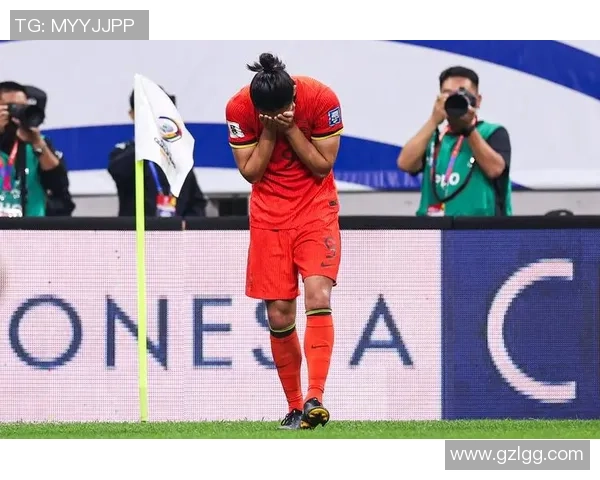 足球场上的泪水与坚持：那些感动人心的球星背后故事